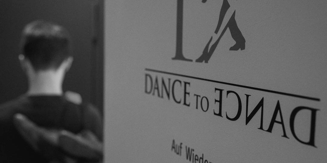 Schwarz Weiss Photo der Ausgangstüre der Tanzschule DancetoDance