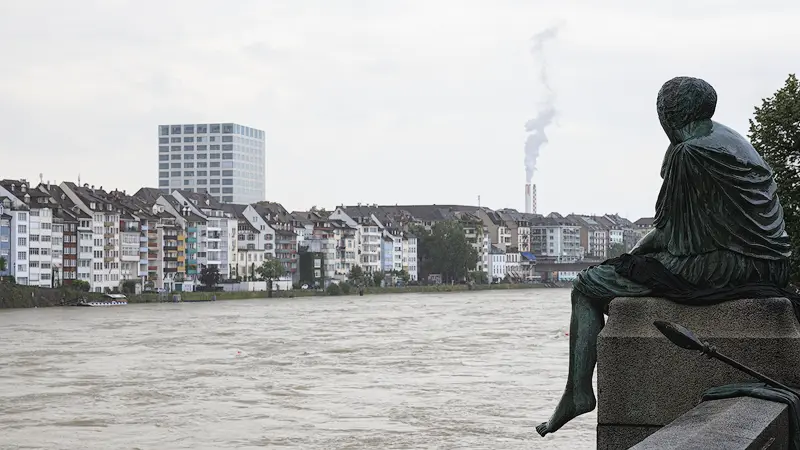 Helvetia Statue in Basel während einer Hochwasserperiode