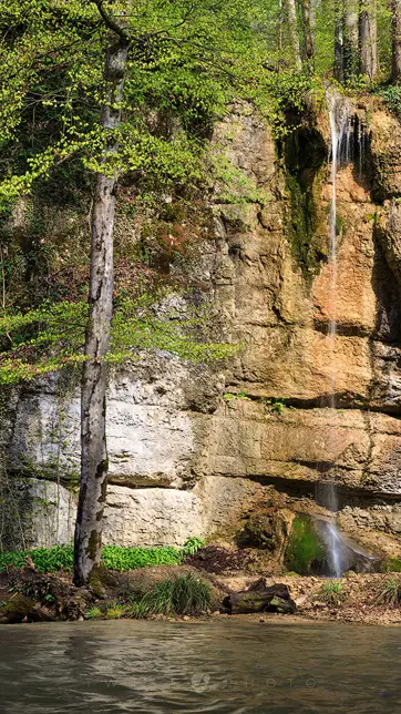 free mobile background showing a small waterfall near Giessen in Baselland, Switzerland