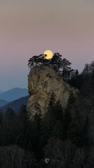 free mobile background with a super moon over a rock formation called Ankeballe in Switzerland